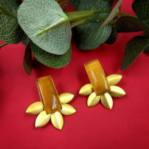 ARNAS 1 PAIR PACK OF GOLDEN BRASS EAR STUD WITH YELLOW MONALISA STONE