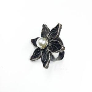 1 PC LOOK ALIKE PEARL BLACK FLORAL MOTIVE ADJUSTABLE SILVER FINGER RING