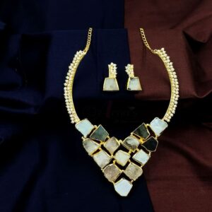 ARNAS BRASS GOLDEN WITH UNCUT ORIGINAL STONE AND LOOK ALIKE PEARL NECKLACE & EAR RING SET