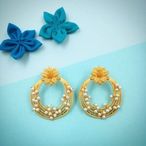 ARNAS 1 PAIR GOLDEN BRASS METAL WITH LOOK ALIKE PEARL FLORAL MOTIVE SIZE EARRING