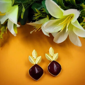 ARNAS 1 PAIR PACK OF GOLDEN BRASS METAL WITH MONALISA STONE LEAF MOTIVE EARRING