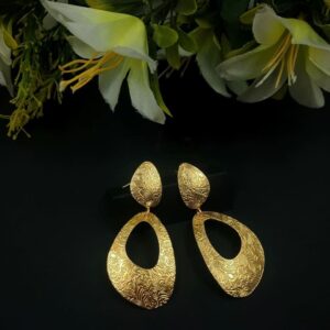 ARNAS 1 PAIR PACK OF GOLDEN BRASS METAL DESIGNER MOTIVE EARRING