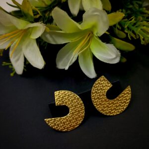 ARNAS 1 PAIR PACK OF GOLDEN BRASS METAL DESIGNER MOTIVE EARRING