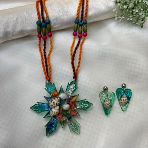 ARNAS FLORAL SHAPED WITH ORIGINAL SEA SHELL TEAL-GREEN NECKLACE STUD SET RESIN JEWELLERY